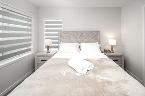 Room - Spacious 6-bedroom and 4 full bath house in NW Calgary with AC for comfort (Calgary)