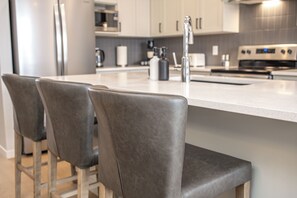 Private kitchen - Spacious 6-bedroom and 4 full bath house in NW Calgary with AC for comfort (Calgary)