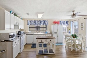 Fridge, microwave, stovetop, dishwasher - Island Palms- Pet Freindly- 3 Bedroom SGI (Saint George Island)