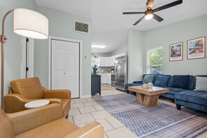 Living area - Portside Retreat: Quiet wooded stay, where everything just short drive away (Wilmington)