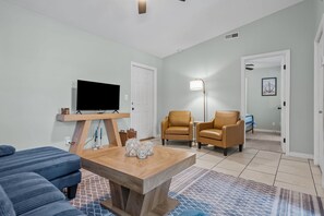 Living area - Portside Retreat: Quiet wooded stay, where everything just short drive away (Wilmington)