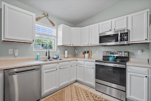 Private kitchen - Portside Retreat: Quiet wooded stay, where everything just short drive away (Wilmington)