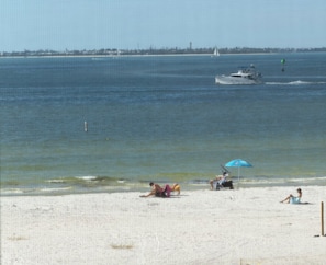 On the beach - Quiet north side condo. Beach access, inspiring views, pool. (Fort Myers Beach)
