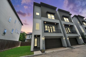 Exterior - Luxury Master Suite 70” TV Houston Central (Houston)