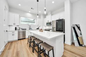 Private kitchen - Luxury Master Suite 70” TV Houston Central (Houston)