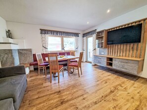 Living area - Nice apartment for 6 people with WIFI, TV and balcony (Wildschönau)