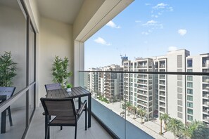 Outdoor dining - The Remote Worker's 1BR — Office, PS5, Dubai Creek (Dubai)