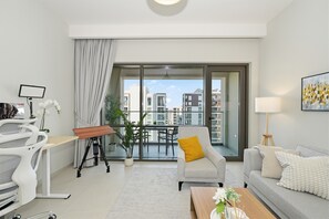 Smart TV, video games, computer monitors - The Remote Worker's 1BR — Office, PS5, Dubai Creek (Dubai)
