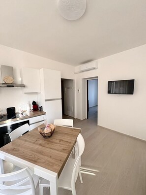 Fridge, oven, stovetop, coffee/tea maker - Two-room apartment in the heart of Castelnuovo del Garda (Castelnuovo del Garda)