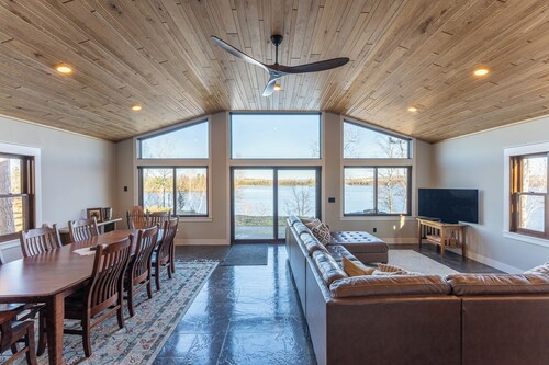 Moose Lake Luxury, Sandy Beach, BWCA Access, 3-bedroom lodge in tranquil Ely