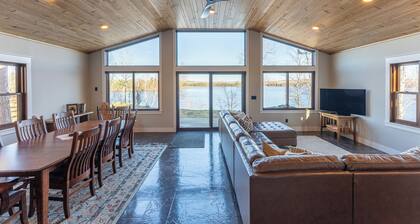 Moose Lake Luxury, Sandy Beach, BWCA Access, 3-bedroom lodge in tranquil Ely