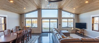 Moose Lake Luxury, Sandy Beach, BWCA Access, 3-bedroom lodge in tranquil Ely