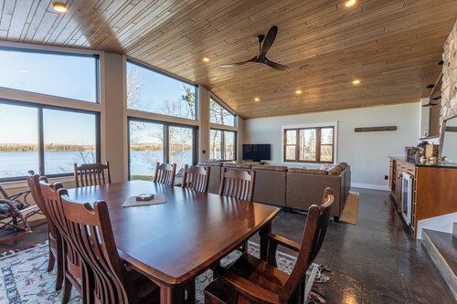 Moose Lake Luxury, Sandy Beach, BWCA Access, 3-bedroom lodge in tranquil Ely