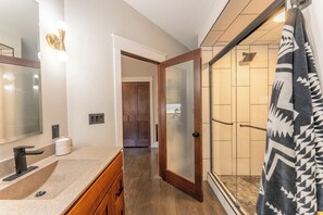 Bathroom - Moose Lake Luxury, Sandy Beach, BWCA Access, 3-bedroom lodge in tranquil Ely (Ely)