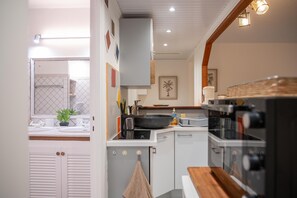 Fridge, microwave, oven, coffee/tea maker - Le Petit Lolo - Studio à 5km de la plage (Saint-Francois)