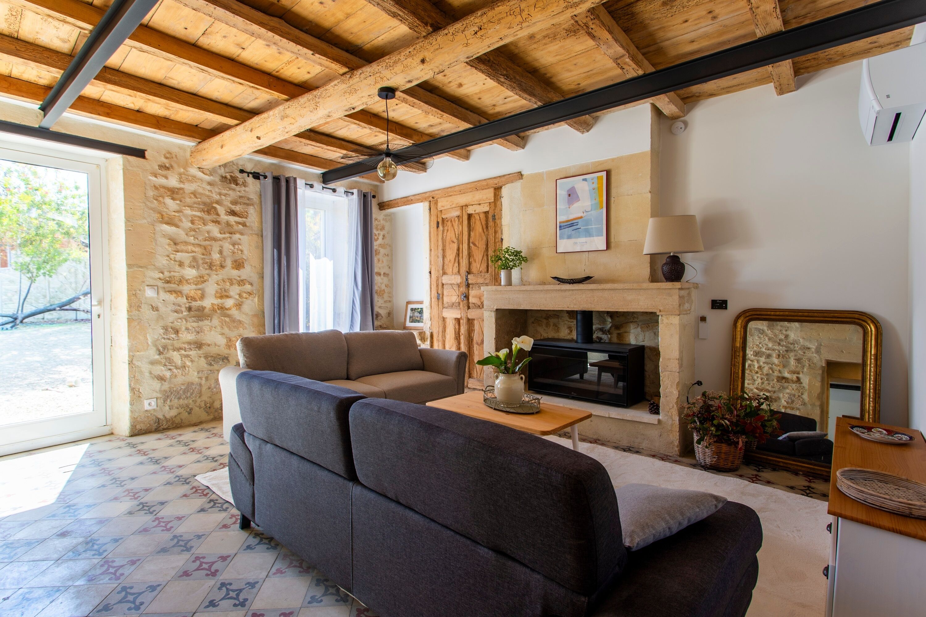 TV, fireplace