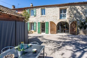 Outdoor dining - Mas l'Estelan - Proche Avignon (Saint-Étienne-du-Grès)