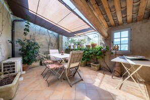 Outdoor dining - Moumentoun - Avec terrasse (Lourmarin)