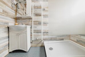 Bathroom - Charming 2-bedroom apartment in Brașov perfect for your getaway (Brașov)