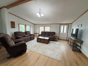 TV, fireplace - Just listed & remodeled. Amazing lake views, 3BR home seconds from Angostura! (Hot Springs)
