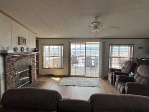 TV, fireplace - Just listed & remodeled. Amazing lake views, 3BR home seconds from Angostura! (Hot Springs)