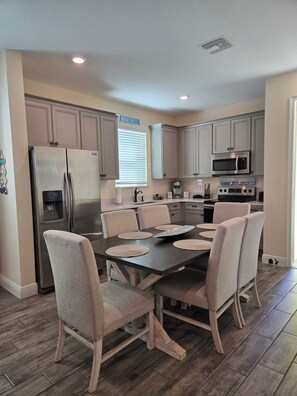 Dining - Margarita Sunrise-4BR w/Ensuite Baths-Near Disney-Pet Friendly! (Kissimmee)