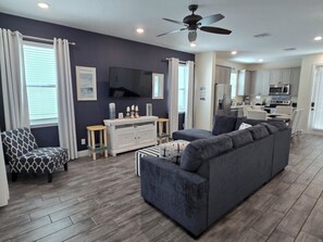 TV - Margarita Sunrise-4BR w/Ensuite Baths-Near Disney-Pet Friendly! (Kissimmee)
