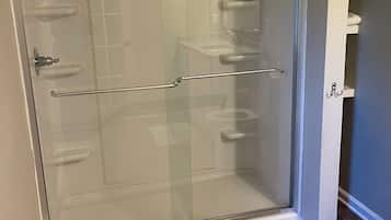 Douche, sèche-cheveux, serviettes fournies, savon