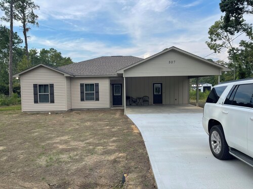 New 3-bedroom house in beautiful Douglas with cool AC and warm heat