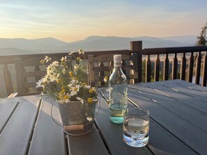 Outdoor dining - Mountain Retreat - 3BR Cabin in Granby w/ Stunning Views & Year-Round Adventure (Granby)