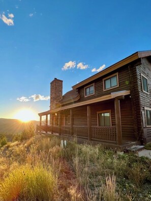 Exterior - Mountain Retreat - 3BR Cabin in Granby w/ Stunning Views & Year-Round Adventure (Granby)