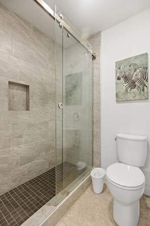 Hair dryer, towels, soap, toilet paper - Ocean View Oasis in Pacific Beach 2BR 2BA Balcony Pool  Monthly Stay (San Diego)