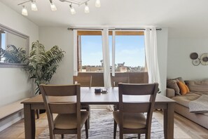 Living area - Ocean View Oasis in Pacific Beach 2BR 2BA Balcony Pool  Monthly Stay (San Diego)