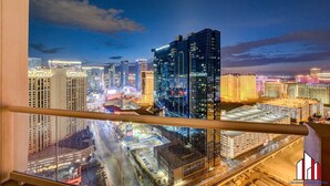 Yökuva kaupunkimaisemasta, jossa on korkeita pilvenpiirtäjiä ja näkymä Las Vegasin horisonttiin.