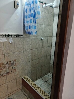 Dusche, Handtücher, Seife, Toilettenpapier