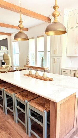 Dining - Beautiful Cottage in Santa Rosa Beach! Minutes from 30A. Boats or RVs Welcome! (Santa Rosa Beach)