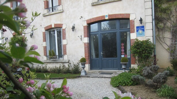 A building with a large entrance, a small garden, and a sign indicating a photo room. - Guest Room "Les Charmilles - Beige Room" (Charny-sur-Meuse)