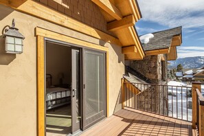 Property grounds - Newly Listed Home Near the Town Center with 2 Fireplaces and Garage Space (Big Sky)