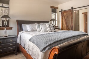 4 bedrooms, iron/ironing board, free WiFi, bed sheets - Newly Listed Home Near the Town Center with 2 Fireplaces and Garage Space (Big Sky)