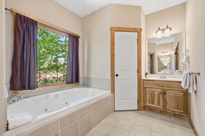 Hair dryer, towels, soap, shampoo - Ellijay Escape | Fireplace, Pool Table & Views (Ellijay)