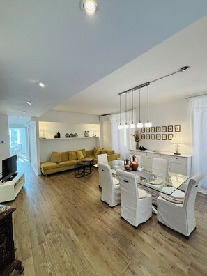TV - In the historical center of Bellagio, large cozy and bright apartment (Bellagio)