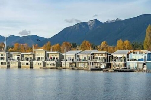 Cozy modern floating home next to Lonsdale Quay