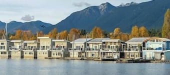Cozy modern floating home next to Lonsdale Quay