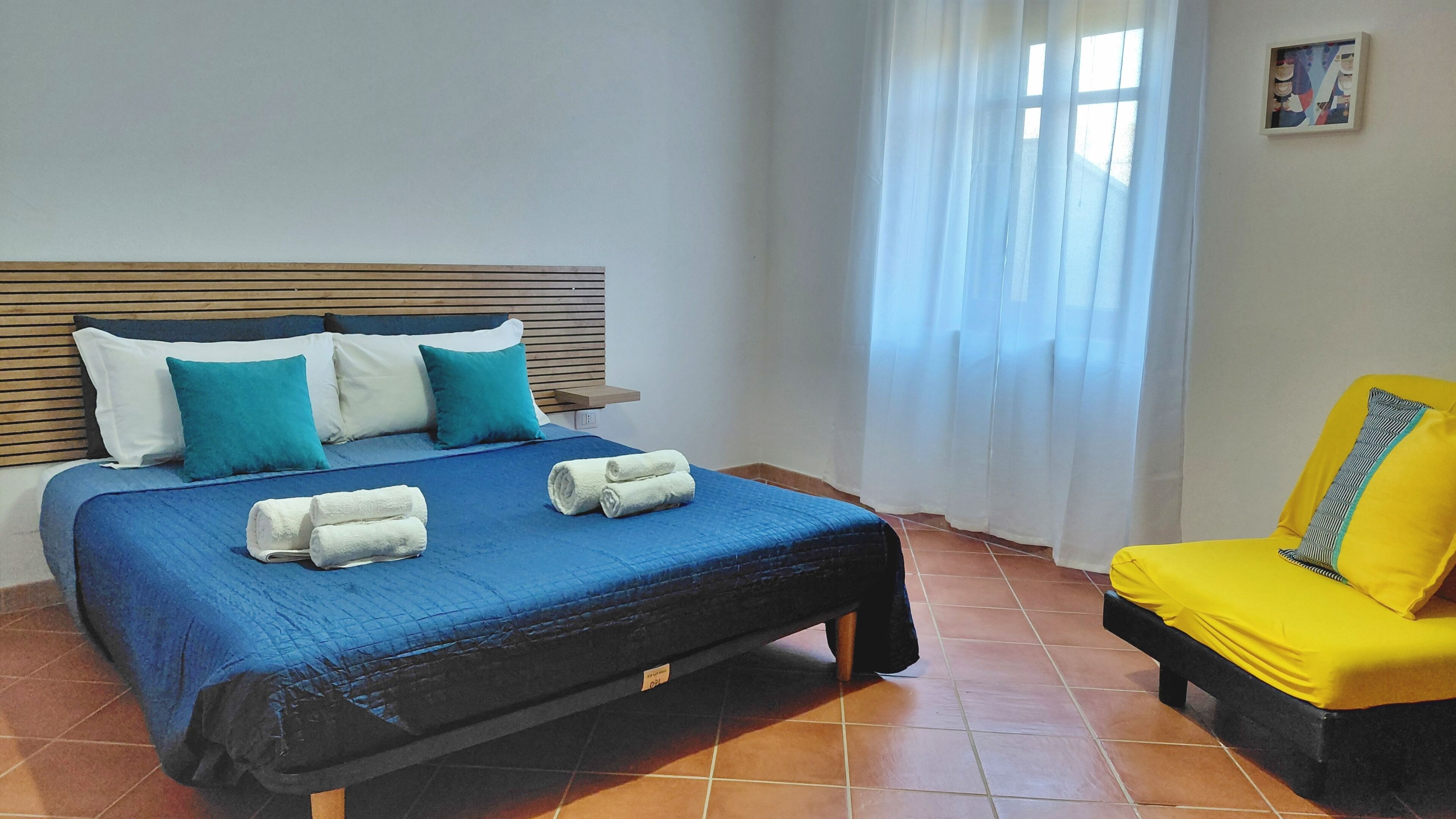 Tabla de planchar con plancha, wifi gratis y ropa de cama 