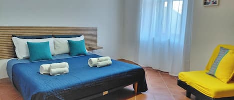 Tabla de planchar con plancha, wifi gratis y ropa de cama