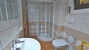 Shower, hair dryer, bidet, towels - Podere 23 - Two Bedroom Apartment, Sleeps 5 (Alghero)