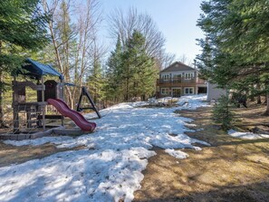 Children’s area - Rustic & Charming Mont Blanc Chalet+ Private Spa (Laurentians)