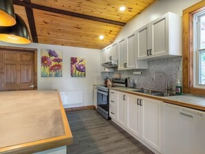 Private kitchen - Rustic & Charming Mont Blanc Chalet+ Private Spa (Laurentians)