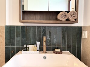 Bathroom - The Green Suite - Design Apartment Limburg an der Lahn - HAHLGARTEN SUITES (Limburg an der Lahn)