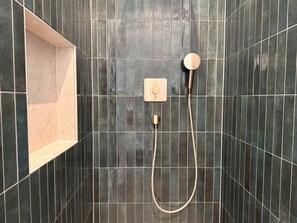 Ducha, secador de pelo, toallas, jabón